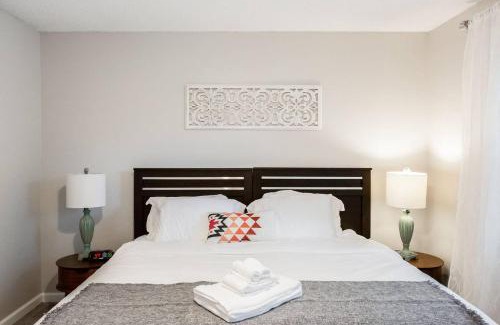 Roswell House | Modern + Cozy Townhome - minutes to Avalon w/king