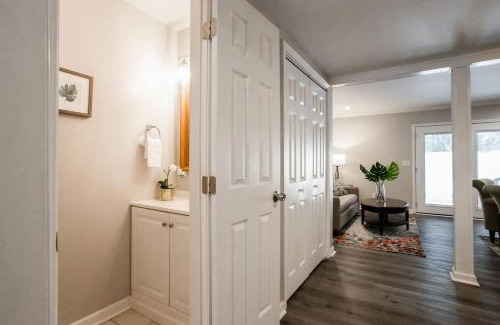 Roswell House | Modern + Cozy Townhome - minutes to Avalon w/king