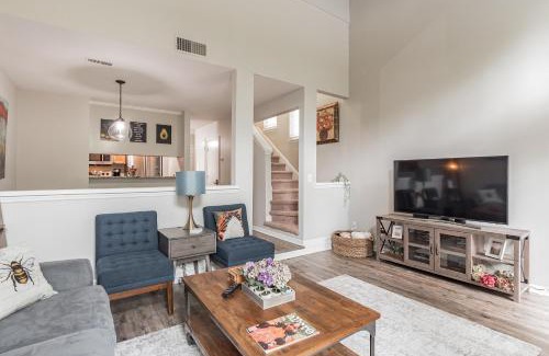 Cameron Wood Apartment | Modern Cozy Townhome