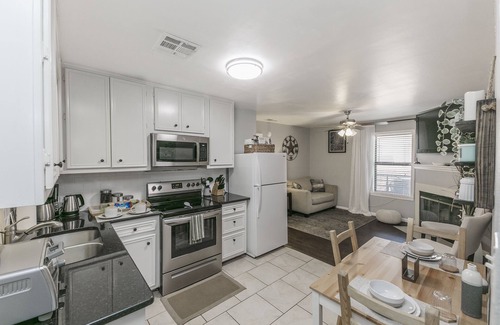 Judge's Hill Apartment | ★Modern,CozyCouple's Getaway w/Relaxing Patio!★