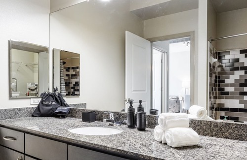 Dallas Design District Condo | Modern Dallas 1Br Condo King Size Bed/Pool/Gym/Rooftop