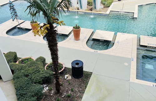 Dallas Design District Condo | Modern Dallas 1Br Condo King Size Bed/Pool/Gym/Rooftop