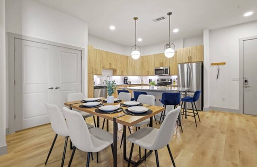 Far North Dallas Apartment | Modern Dallas 2BR | Walk to Galleria & Pool