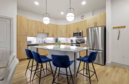 Far North Dallas Apartment | Modern Dallas 2BR | Walk to Galleria & Pool