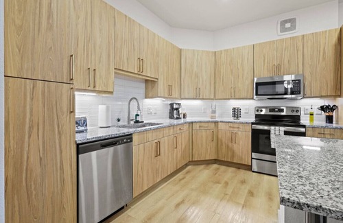 Far North Dallas Apartment | Modern Dallas 2BR | Walk to Galleria & Pool