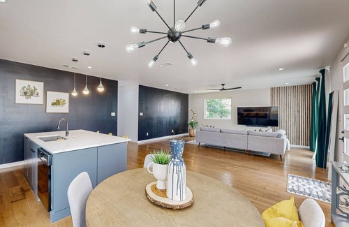 Cedar Crest House | Modern Dallas home with open floor near golf course, zoo and mall
