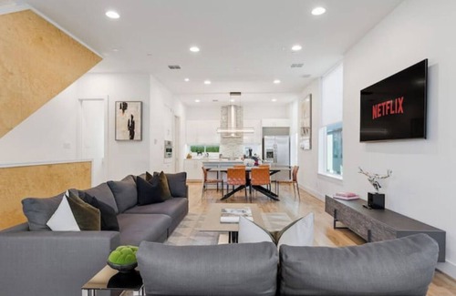 Kessler House | Modern~Dallas Skyline Views~Rooftop~3 Bdrm Thennn