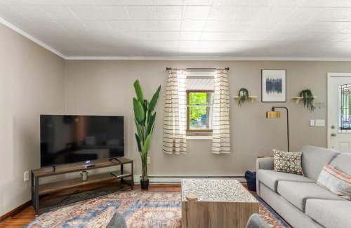 Berkeley Springs House | Modern decor, Hot Tub, Fire Pit, Grill, & Games