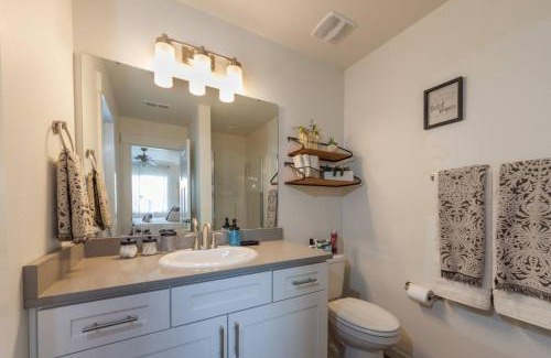 Spokane Valley House | Modern Decor & Style KING bed Wifi with Garage