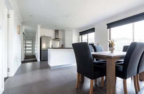 Newnham House | Modern Delight: Cosy Home with Parking