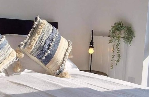 Willen Apartment | Modern Delphi 2 bed Apartment, En Suit, Balcony