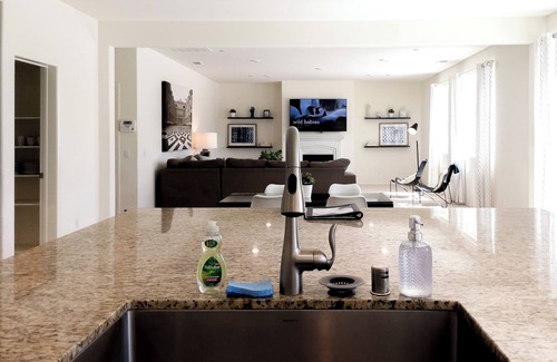 Mira Loma House | Modern Deluxe Family Home near Goose Creek