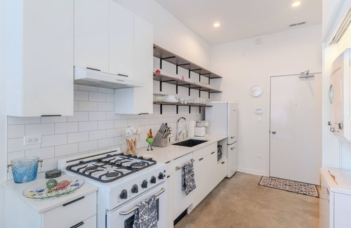 Oak Park Apartment | Modern Deluxe Studio Suite in Oak Park!