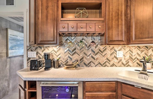 Desert Hot Springs Condo | Modern Desert Hot Springs Condo w/Pool Access!