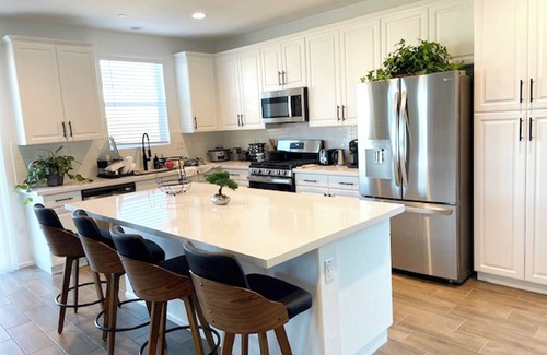 Victorville House | Modern Desert Gem, Boho Retreat, 2 Living Rooms, Sleeps 10