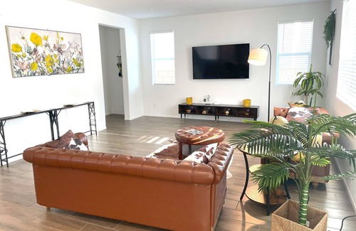 Victorville House | Modern Desert Gem, Boho Retreat, 2 Living Rooms, Sleeps 10