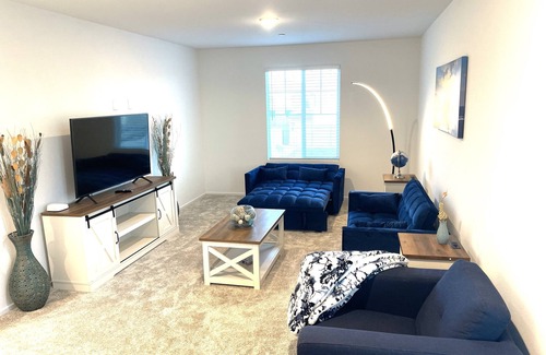 Victorville House | Modern Desert Gem, Boho Retreat, 2 Living Rooms, Sleeps 10