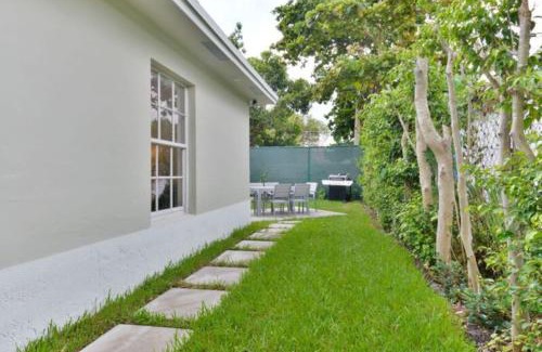 Buena Vista Apartment | Modern Design District Getaway With Hot Tub and Garden