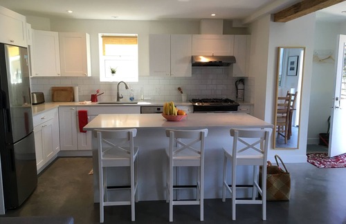 Hastings Apartment | Modern design with antique heirlooms