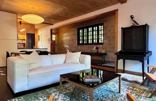 Douglas House | Modern designer home w/courtyardnn