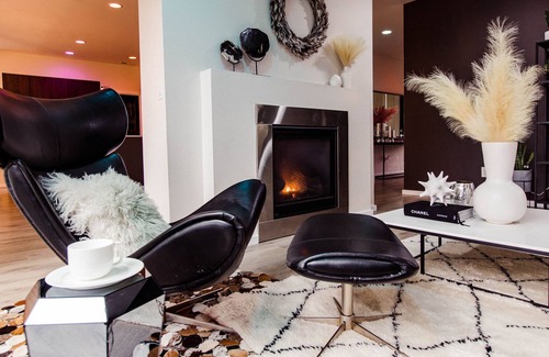 Auburn House | Modern Designer Home with Hot Tub, Deck, WIFI, Grill & Garden Views