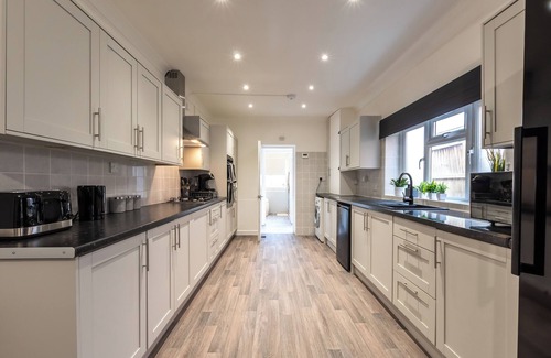 Shirley House | Modern,Discounts,Contractor,Relocation,Free Parking,Town Centre,Fast WIFI