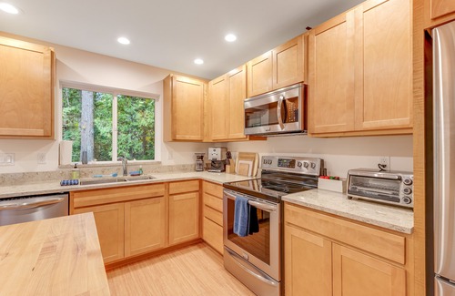 Eastsound House | Modern, dog-friendly cabin with fast WiFi, washer/dryer, deck & forest views