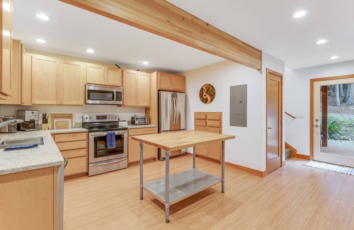 Eastsound House | Modern, dog-friendly cabin with fast WiFi, washer/dryer, deck & forest views