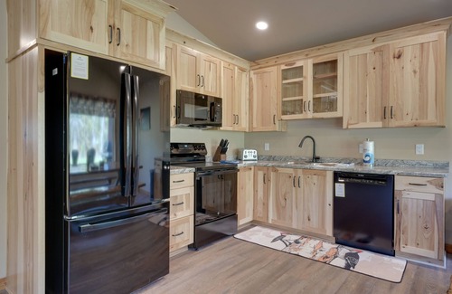 Conover Cabin | Modern dog-friendly cabin with hot tub, gas fireplace, patio, grill, & washer/dr