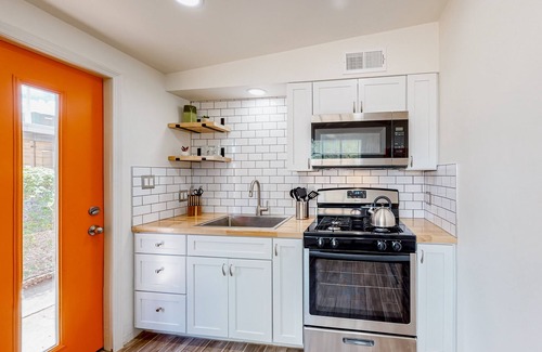 Palo Verde House | Modern Dog-Friendly SW Retreat w/Covered Parking & Pastries Delivered To You!