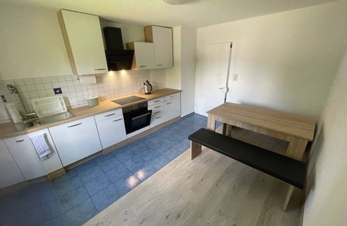 Engen Condo | Modern double rooms with TV, WiFi, shared bathroom and kitchen