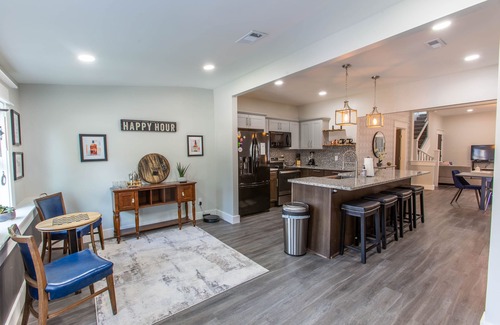 New Albany House | Modern downtown 4-BR/3 bath spacious home with free on site parking, sleeps 10