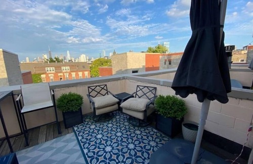 Pulaski Park House | MODERN DOWNTOWN 5-LEVEL-HOME WITH ROOFTOP AND 360-DEGREES SKYLINE VIEWS