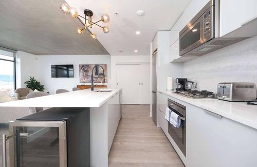 Gastown Apartment | Modern Downtown Apartment with Stunning Water Views