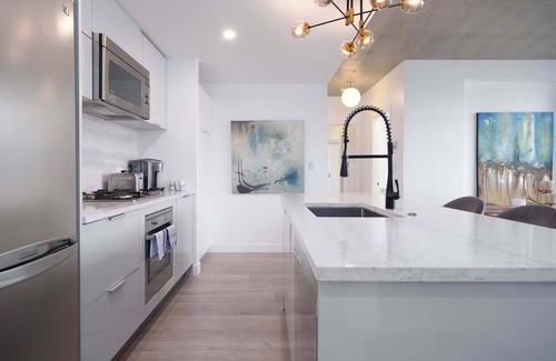 Gastown Apartment | Modern Downtown Apartment with Stunning Water Views