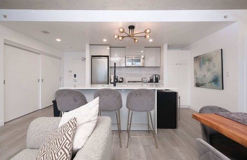 Gastown Apartment | Modern Downtown Apartment with Stunning Water Views