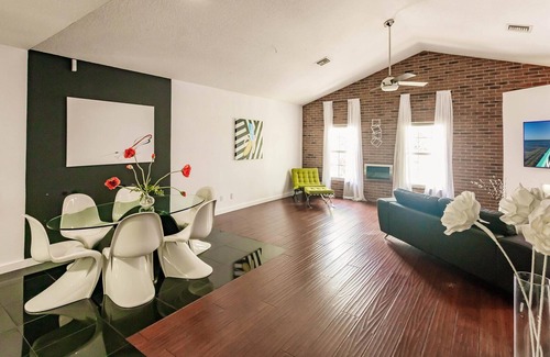 Downtown Apartment | Modern Downtown Apartment with Rooftop Garden