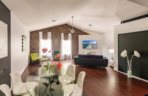 Downtown Apartment | Modern Downtown Apartment with Rooftop Garden