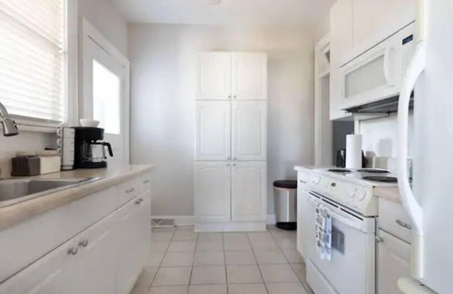 Columbia House | Modern Downtown Apt| Free Parking| DownTown & USC.