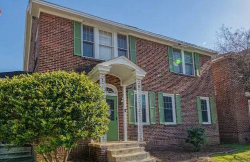 Columbia House | Modern Downtown Apt| Free Parking| DownTown & USC.