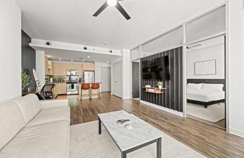 Downtown Dallas Apartment | Modern Downtown City View High-Rise with Balcony, Gym, Pool, Free Parking 7th Floor