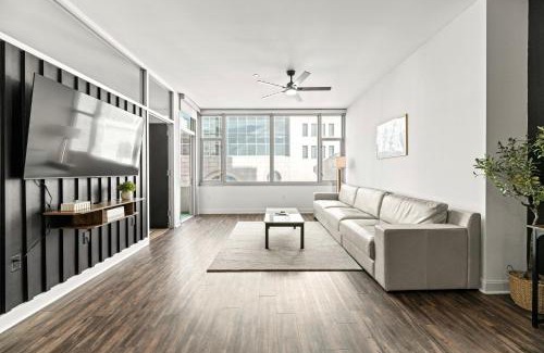 Downtown Dallas Apartment | Modern Downtown City View High-Rise with Balcony, Gym, Pool, Free Parking 7th Floor