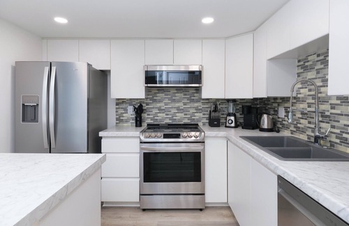 Mount Pleasant Apartment | Modern Downtown Condo w/Views, Gym & Sauna Access
