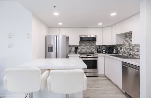 Mount Pleasant Apartment | Modern Downtown Condo w/Views, Gym & Sauna Access