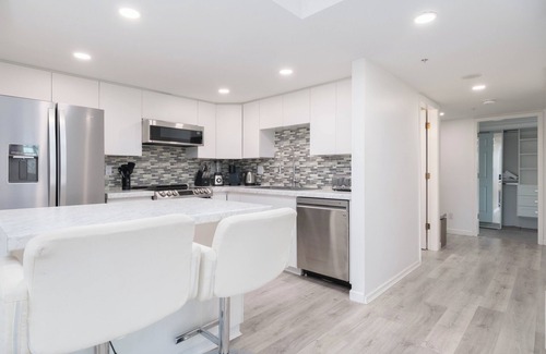 Mount Pleasant Apartment | Modern Downtown Condo w/Views, Gym & Sauna Access