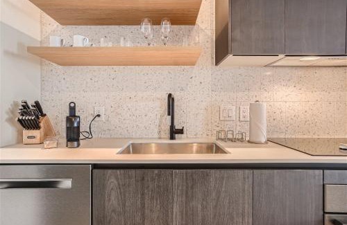 Rainey Street Historic District House | Modern Downtown Condo - Rooftop pool - Top Amenities