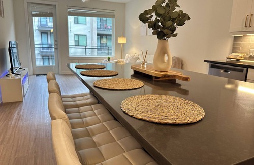 West Dallas Apartment | Modern Downtown Dallas Retreat - Sky Lounge Views + Pool + Gym - Prime Location!