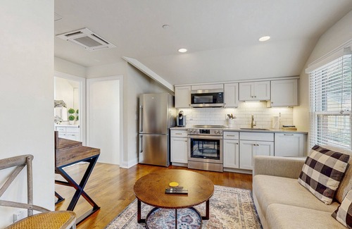 Germantown Apartment | Modern downtown escape with fast WiFi, full kitchen, modern decor & central AC