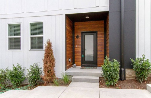 Maxwell House | Modern Downtown Home- Great Location
