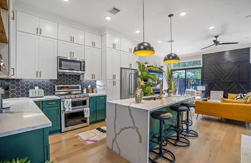 Northside House | Modern Downtown Houston Home, Sleeps 14, Hot Tub